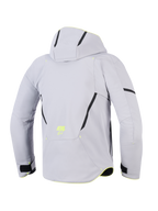 Alpinestars Aeroshell vandtæt jakke, Mid Gray Yellow Fluo, motorcykeljakke med hætte set bagfra, lysegrå tekstil-softshell med sorte diagonale detaljer, gult fluorescerende ASTARS-logo på lænden, moderne sportsfokuseret design