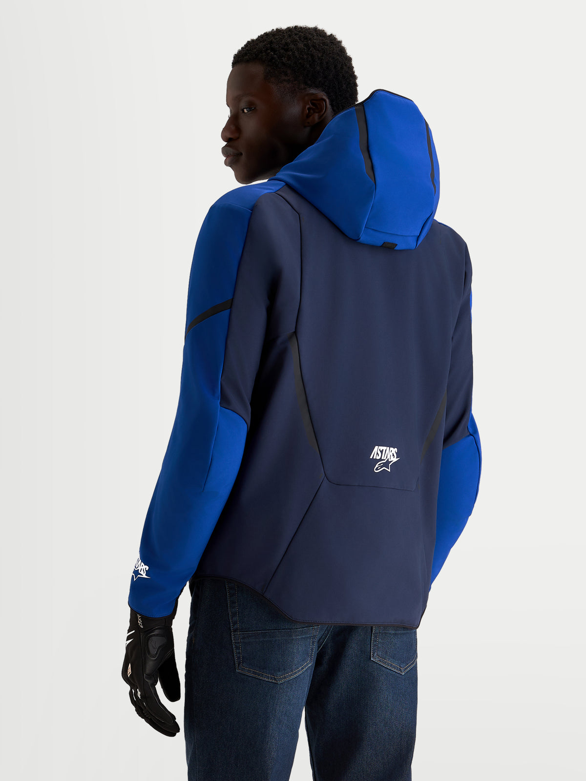 Alpinestars Aeroshell vandtæt motorcykeljakke, herresportssoftshelljakke i natblå og klar blå med hætte og CE-certificeret beskyttelse, set bagfra på model iført køreglaves