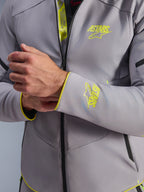 Alpinestars Aeroshell vandtæt jakke, mellemgrå med fluorescerende gule detaljer, nærbillede af bryst og ærmemanchet med fluorescerende gule Astars-logoer, detalje af indvendig flap med Tech-Air Ready-branding, moderne sports-softshell motorcykeljakke