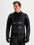 Alpinestars Harok V2 Drystar herremotorcykeljakke, sort all-terrain eventyrmotorcykeljakke med aftageligt vandtæt for, modulær ventilation og CE-certificeret beskyttelsesudstyr, model iført jakke