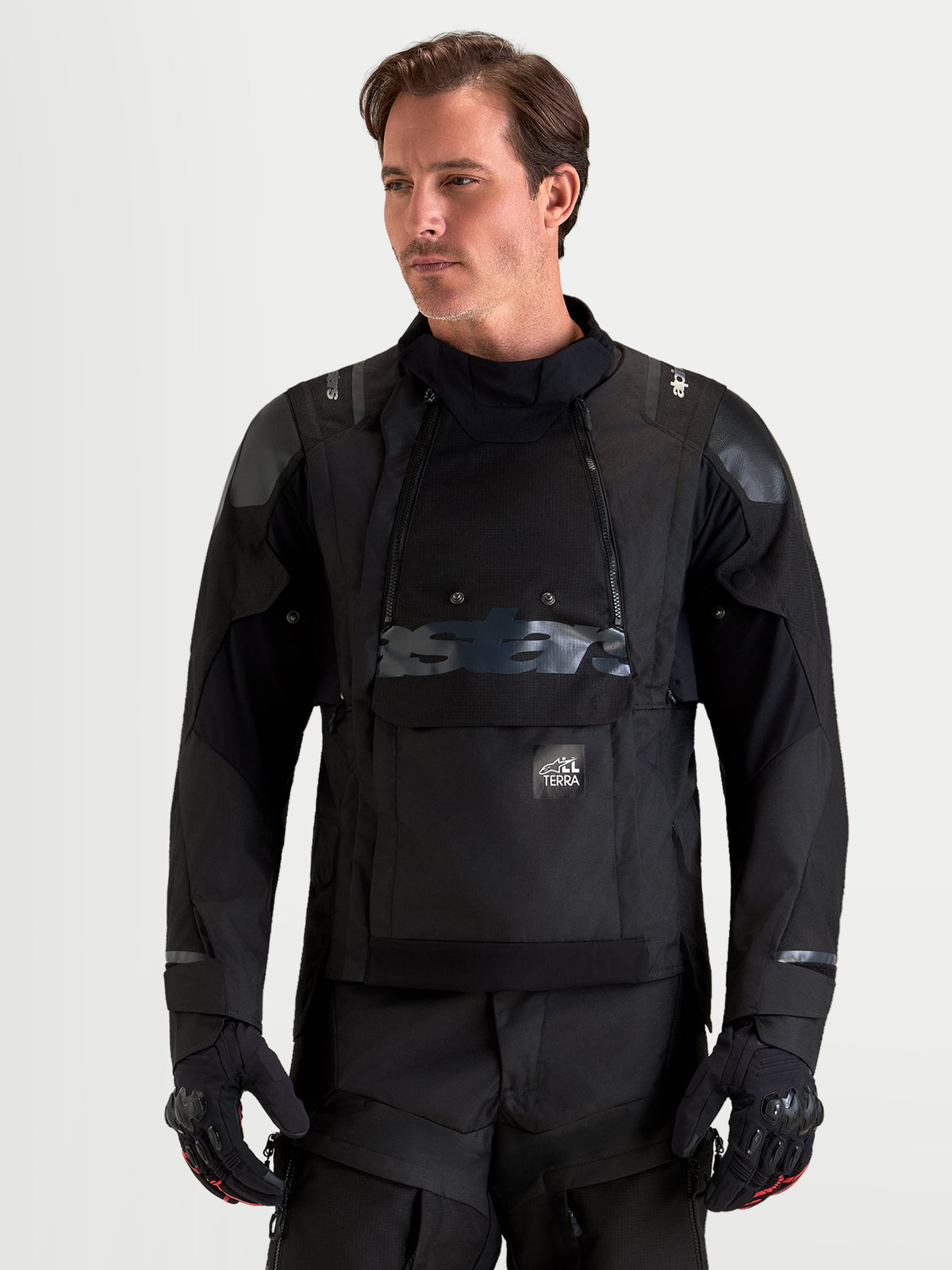 Alpinestars Harok V2 Drystar herremotorcykeljakke, sort all-terrain eventyrmotorcykeljakke med aftageligt vandtæt for, modulær ventilation og CE-certificeret beskyttelsesudstyr, model iført jakke