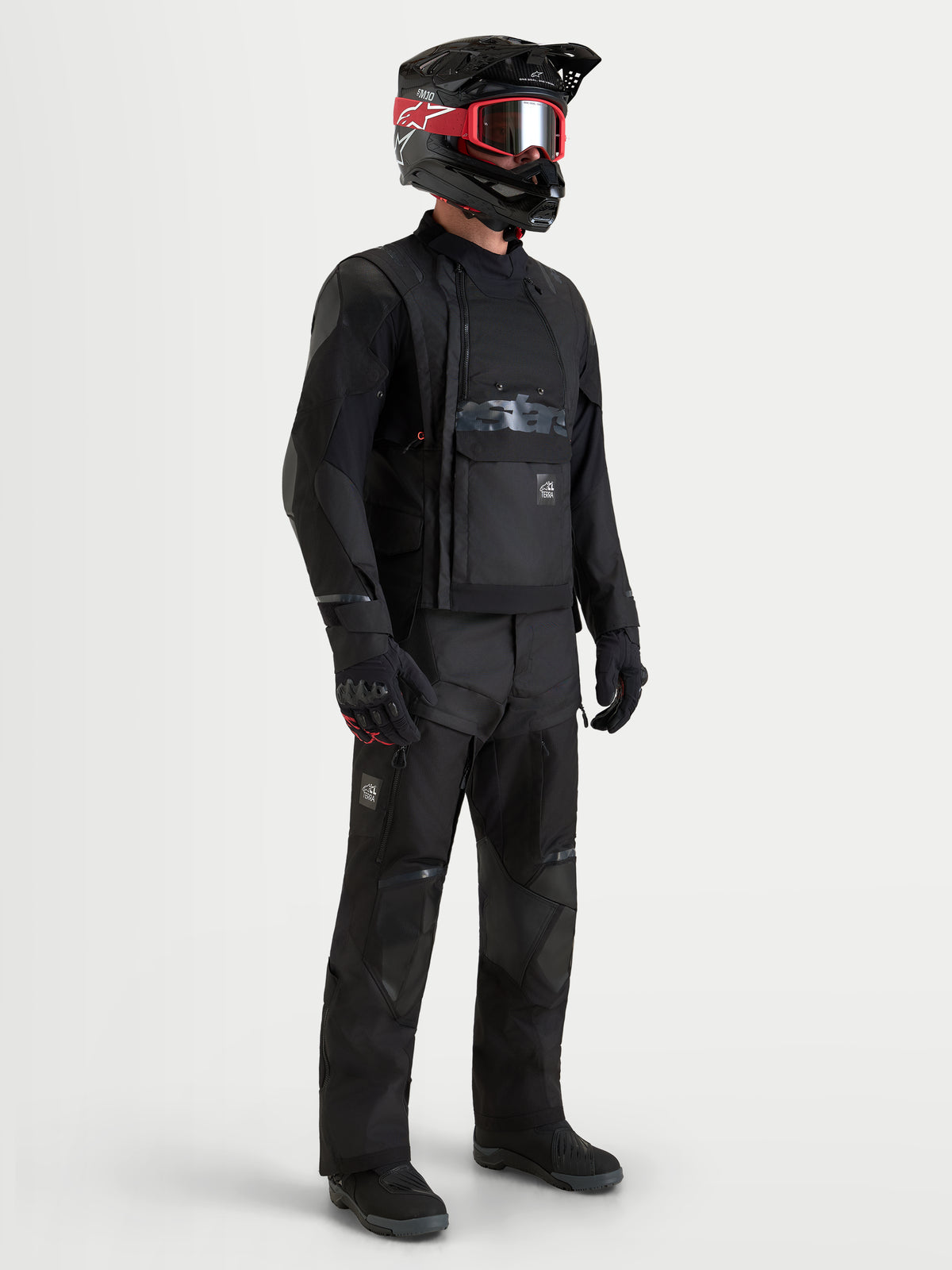 Alpinestars Harok V2 Drystar jakke, herre-motorcykeljakke til all-terrain eventyr i sort, båret med matchende sorte kørebukser, hjelm og goggles, med CE-certificeret beskyttelse og vandtæt konstruktion