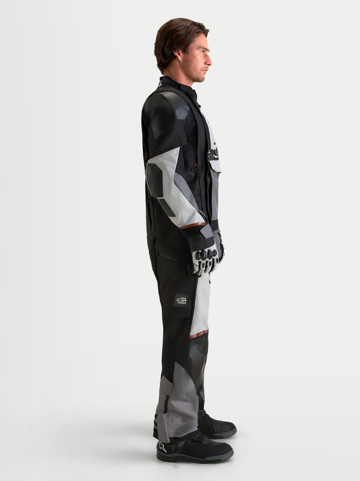 Alpinestars Harok V 2 Drystar herre-motorcykeljakke til adventure i mørkegrå, isgrå og sort, vist fra siden båret af en model