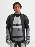Alpinestars Harok V2 Drystar jakke, herre-adventure motorcykeljakke i mørkegrå, isgrå og sort, med modulær ventilation, vandtæt konstruktion og CE-certificering båret af en model