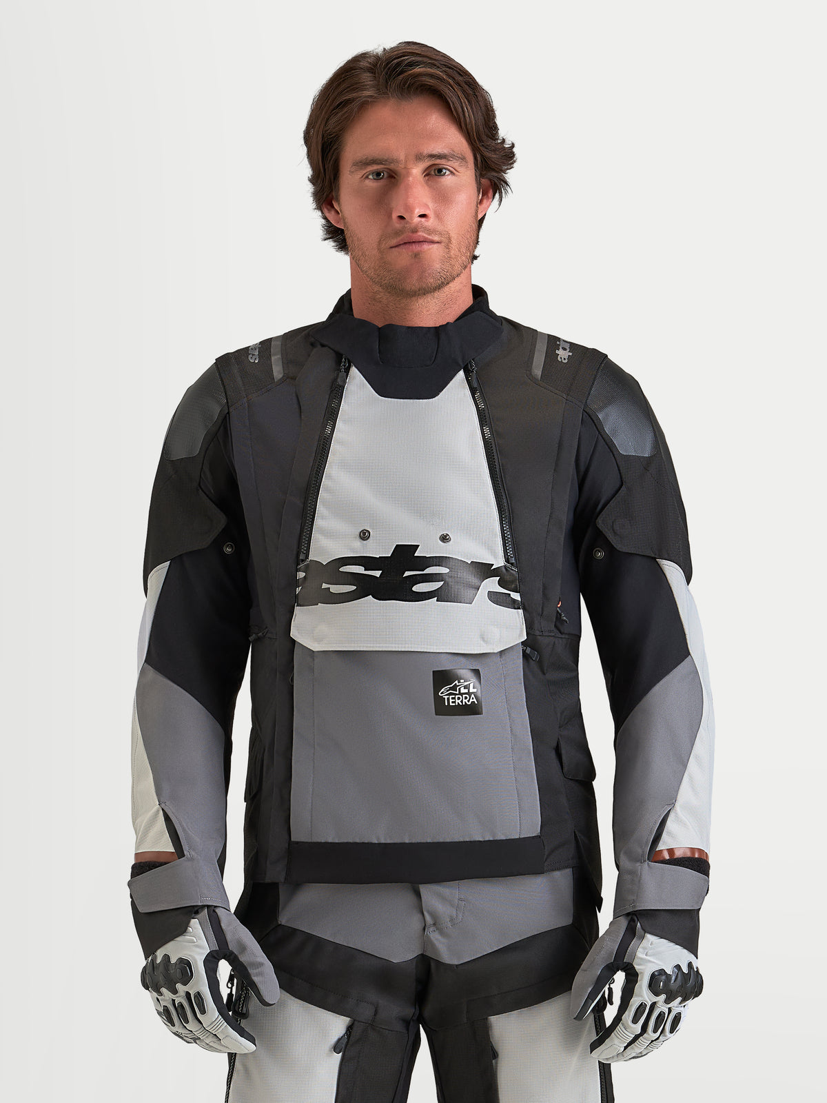 Alpinestars Harok V2 Drystar jakke, herre-adventure motorcykeljakke i mørkegrå, isgrå og sort, med modulær ventilation, vandtæt konstruktion og CE-certificering båret af en model