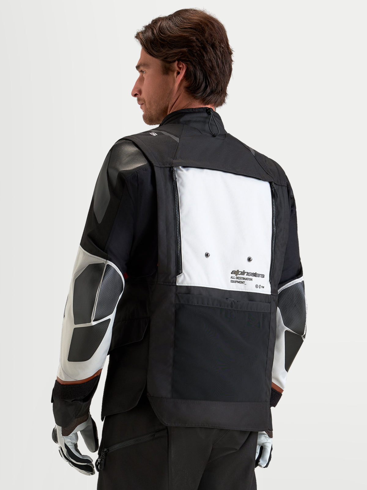 Alpinestars Harok V2 Drystar herre-motorcykeljakke, adventure motorcykeljakke i mørkegrå, isgrå og sort, med modulært ventilationssystem med foldbart rygpanel, CE-certificeret beskyttelse, set bagfra på en model