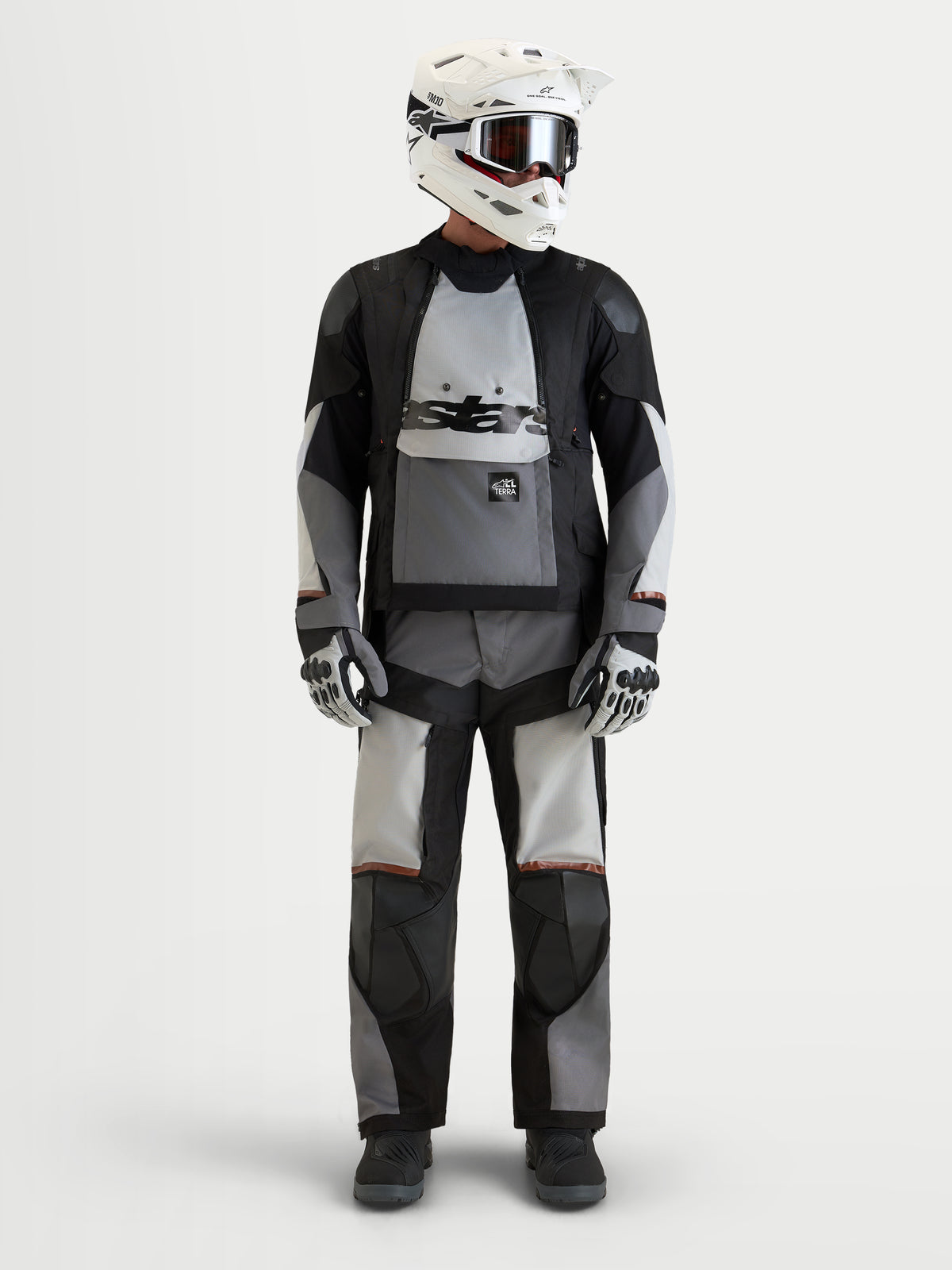 Alpinestars Harok V2 Drystar jakke, herre-adventure motorcykeljakke i mørkegrå, isgrå og sort, båret med matchende køretøj, hjelm og handsker, AA-certificeret