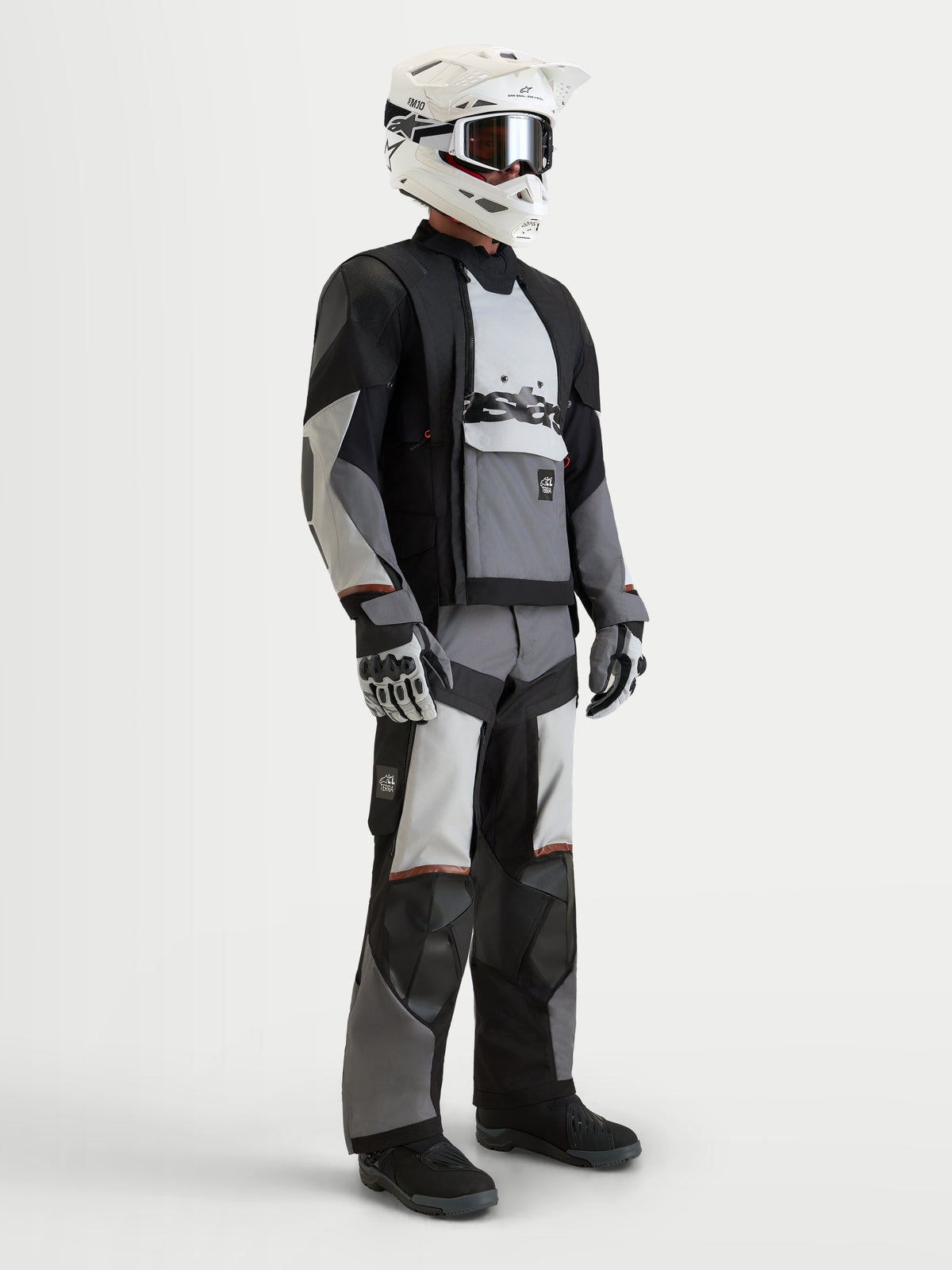 Alpinestars Harok V2 Drystar gearsæt, adventure-motorcykeljakke og -bukser i sort og lys grå, båret af model med hvid hjelm og matchende handsker