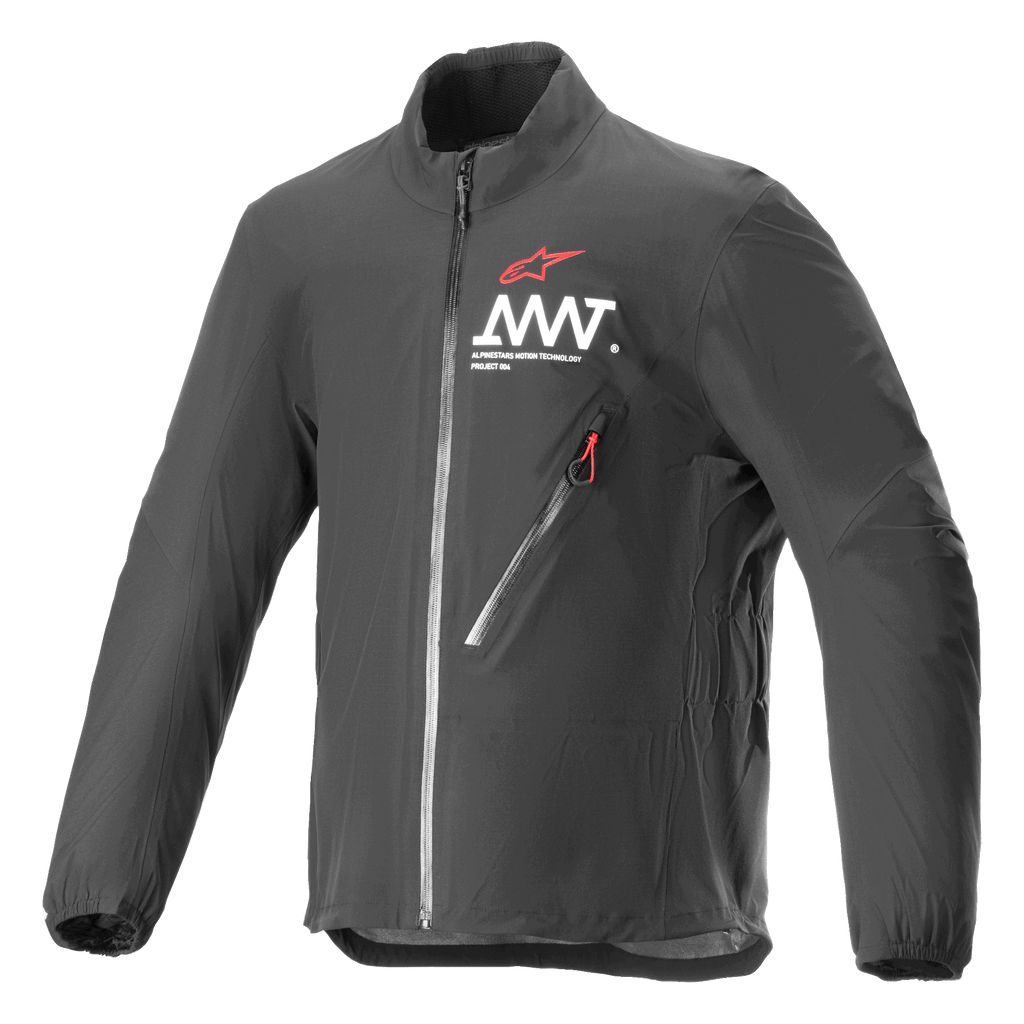 Alpinestars AMT Storm Gear Drystar XF jakke, sort, vandtæt og åndbar motorcykeljakke, med høj krave, diagonal brystlomme med lynlås og rød strop, og hvidt AMT-logo på brystet.