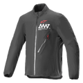 Alpinestars AMT Storm Gear Drystar XF jakke, sort, vandtæt og åndbar motorcykeljakke, med høj krave, diagonal brystlomme med lynlås og rød strop, og hvidt AMT-logo på brystet.