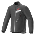 Alpinestars AMT Storm Gear Drystar XF jakke, sort, vandtæt og åndbar motorcykeljakke, med høj krave, diagonal brystlomme med lynlås og rød strop, og hvidt AMT-logo på brystet.