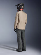 Alpinestars Borrego Drystar® jakke, varm grå adventure-motorcykeljakke, set bagfra på kører iført mørkegrå bukser og sort hjelm, robust voksbehandlet lærredslook og funktionelt design
