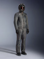 Rytter iført Alpinestars Borrego Drystar®-jakke i Warm Gray, komplet adventure-udstyr med matchende grå bukser, sort full-face-hjelm med goggles og sorte handsker, med et stilrent vandtæt tekstildesign.
