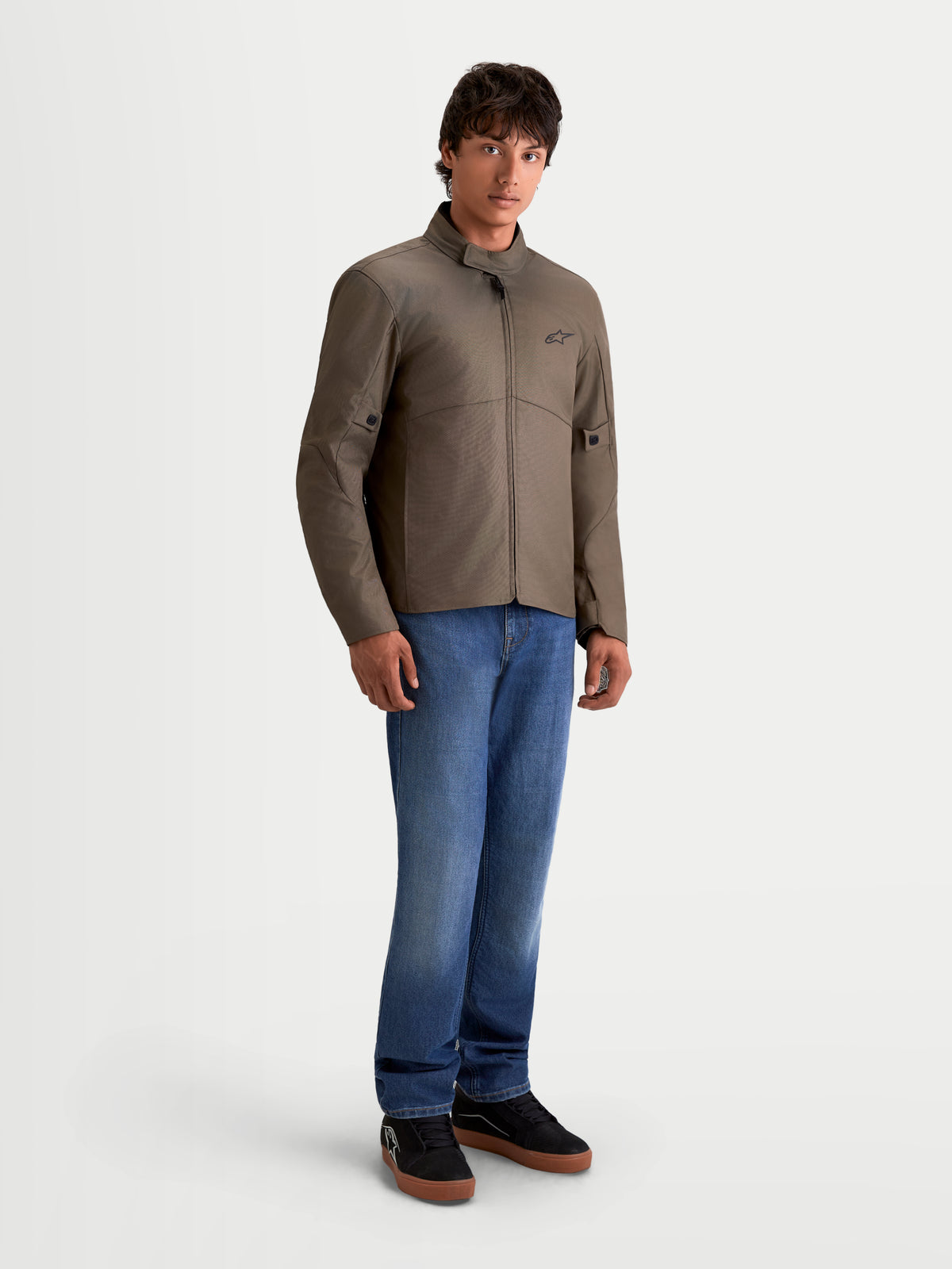 Alpinestars C-1 vandtæt jakke, herre-motorcykeljakke i urban stil, i valnødbrun og sort, forfra set på model iført jeans, med 450D polyfiberkonstruktion og blød krave