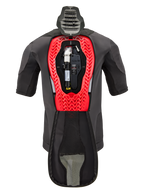 Alpinestars Tech-Air® 5 Plasma Airbag reservepatron, vist indeni en Tech-Air® 5 Plasma-vest, sort beklædningsdel med en klar rød indvendig bikagestruktur, inklusiv argongas-cylinder og elektronisk enhed, teknisk sikkerhedsudstyr til motorcykler.