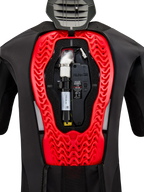 Alpinestars Tech-Air 5 Plasma Airbag System, indvendig visning af den installerede sorte reservepatron og elektroniske kontrolenhed, integreret i en stærkt rød Nucleon Plasma-rygbeskytter i en sort beskyttelsesvest