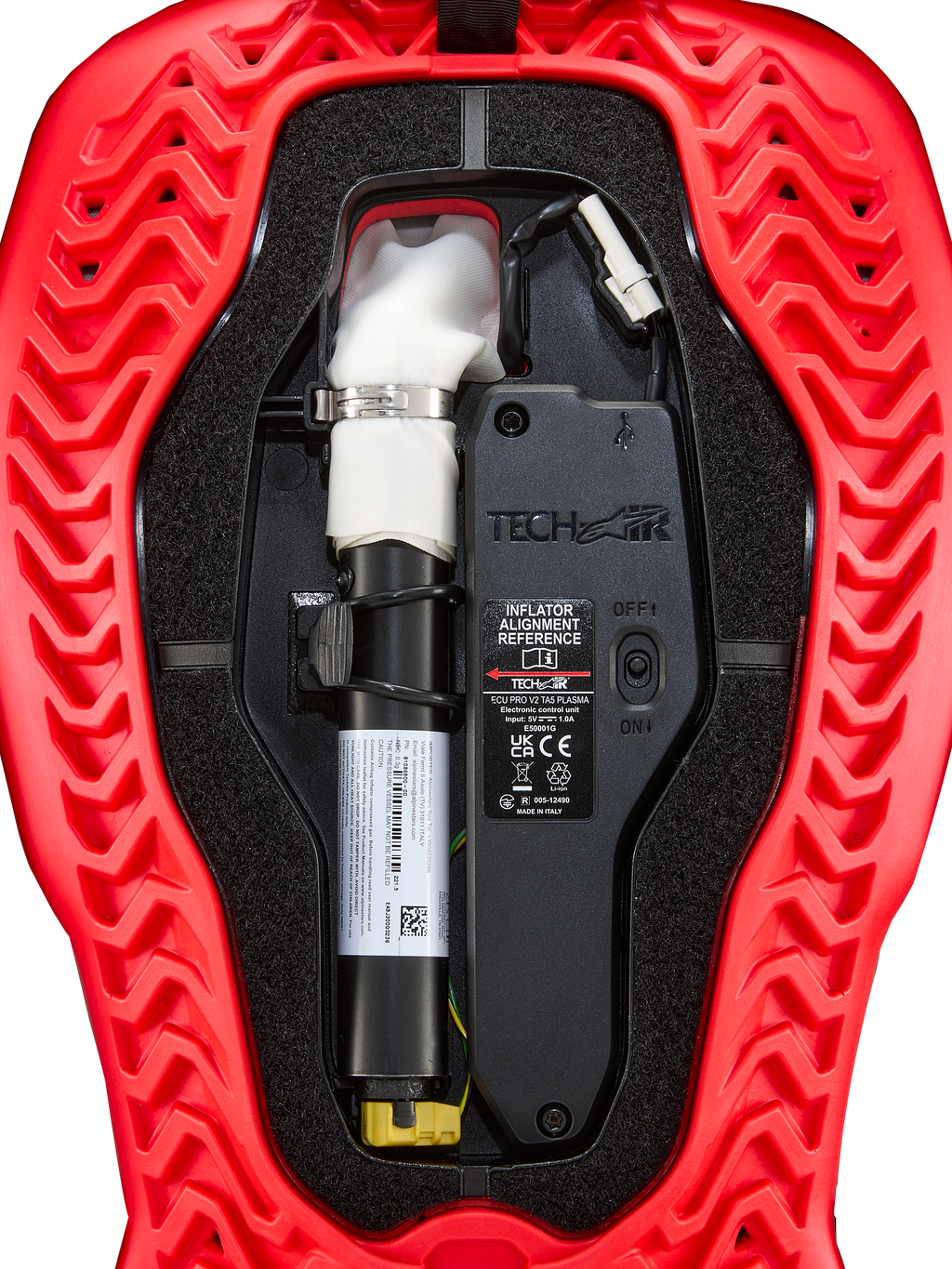 Alpinestars Tech-Air® 5 Plasma airbag-reservepatron, tilbehør til airbagsystem, rød og sort, indvendigt nærbillede der viser den hvide argon-inflatorpatron med sølvklemme, elektronisk kontrolenhed med tænd/sluk-kontakt og bølgeformet rillet rød ydre skal