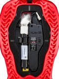 Alpinestars Tech-Air® 5 Plasma airbag-reservepatron, tilbehør til airbagsystem, rød og sort, indvendigt nærbillede der viser den hvide argon-inflatorpatron med sølvklemme, elektronisk kontrolenhed med tænd/sluk-kontakt og bølgeformet rillet rød ydre skal