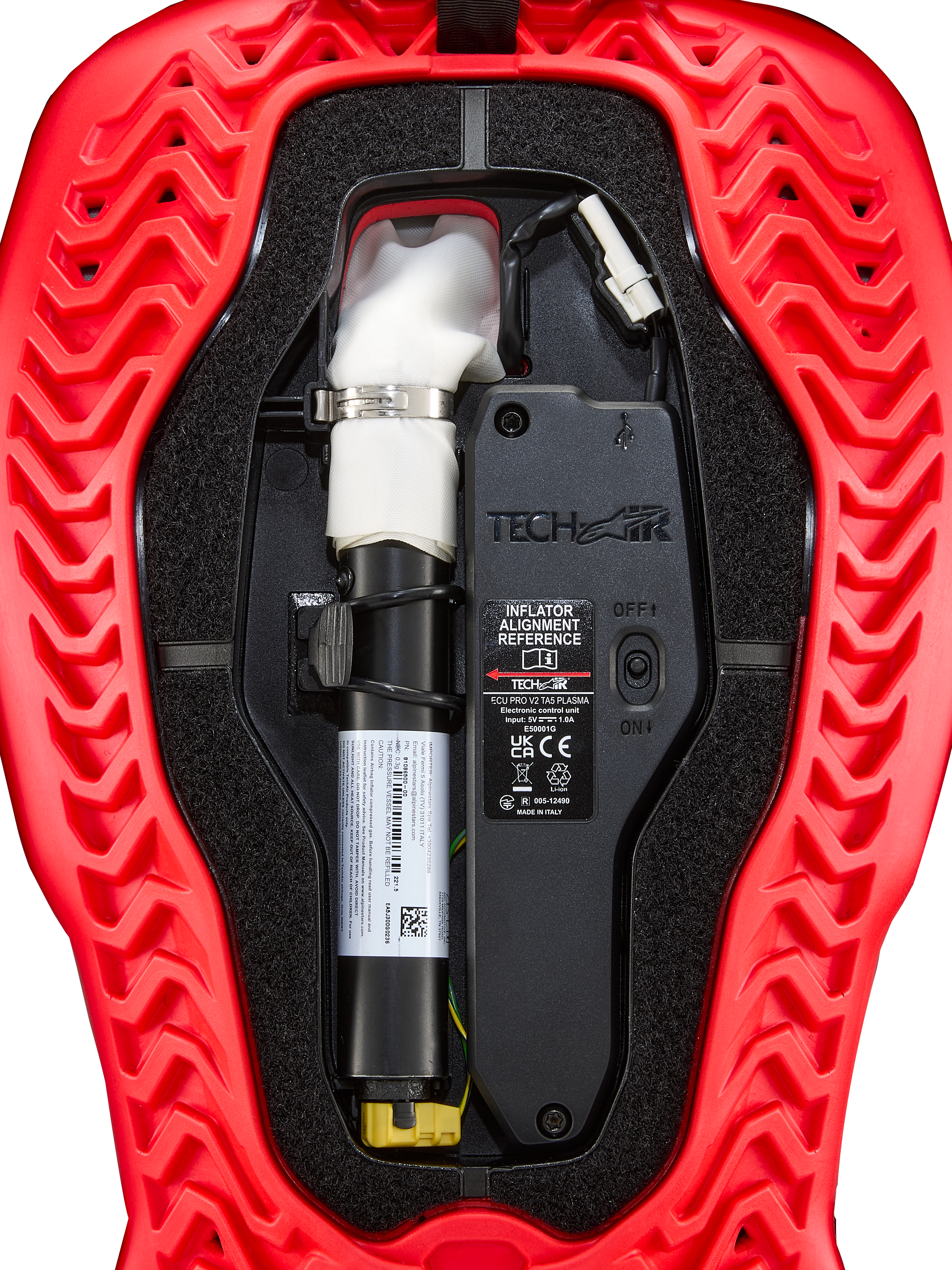 Alpinestars Tech-Air® 5 Plasma airbag-reservepatron, tilbehør til airbagsystem, rød og sort, indvendigt nærbillede der viser den hvide argon-inflatorpatron med sølvklemme, elektronisk kontrolenhed med tænd/sluk-kontakt og bølgeformet rillet rød ydre skal