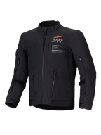 Alpinestars AMT-8 Stretch Drystar XF Jakke, sort adventure touring motorcykeljakke med lynlåslukkede ventilationsporte og branding-grafik