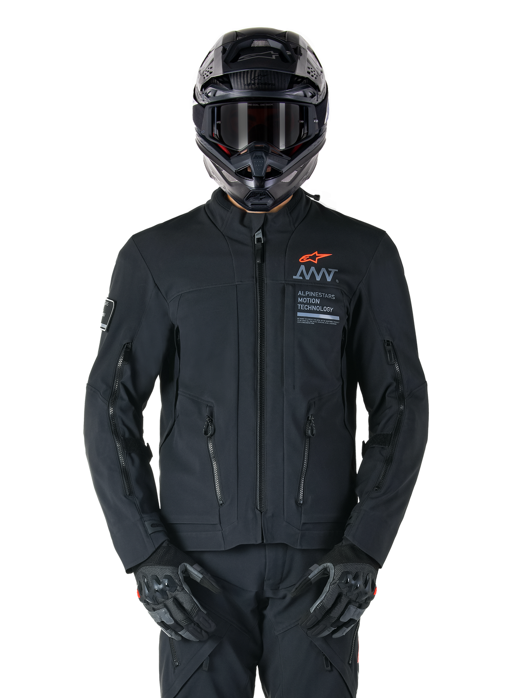 Alpinestars AMT-8 Stretch Drystar® XF-jakke, sort motorcykeljakke, med orange Alpinestars-logo og grå AMT-branding, høj krave med lynlås foran og ventilationsåbninger, bæres med sort hjelm og handsker, beskyttende adventure touring-udstyr