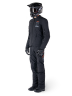 Alpinestars AMT-8 Stretch Drystar® XF-jakke, adventure-motorcykeljakke, sort, vist med matchende bukser, hjelm og handsker, med Alpinestars Motion Technology-branding og orange detaljer, slidstærk strækkonstruktion til adventure-kørsel