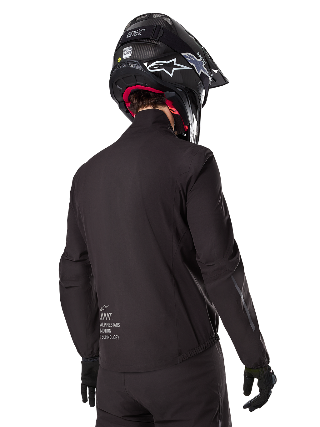 Alpinestars AMT-8 Stretch Drystar® XF-liner, sort vandtæt jakkeliner, set bagfra på en kører iført sort hjelm og handsker, med Alpinestars Motion Technology-branding på lænden, minimalistisk og funktionelt design til adventure-kørsel.