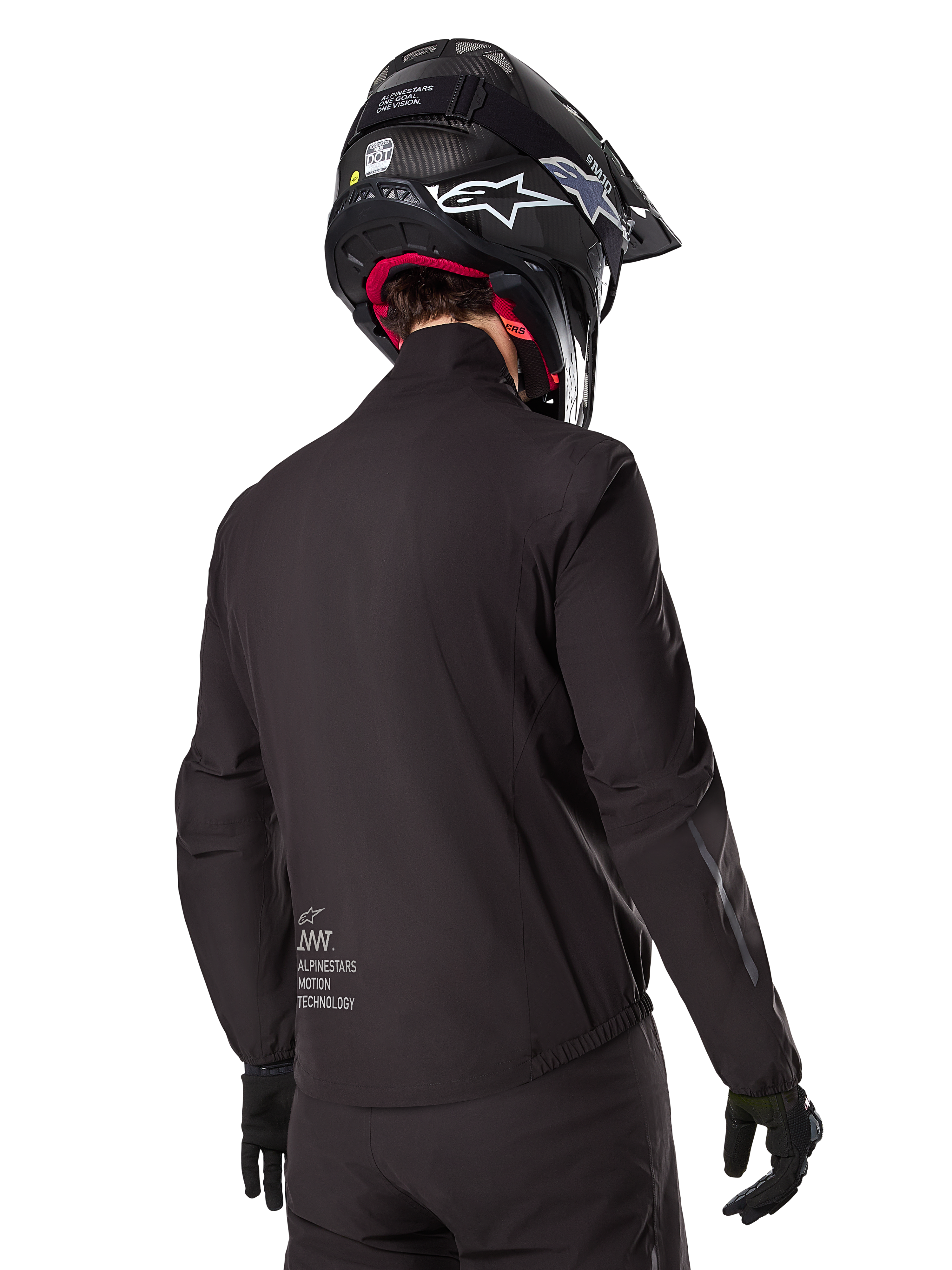 Alpinestars AMT-8 Stretch Drystar® XF-liner, sort vandtæt jakkeliner, set bagfra på en kører iført sort hjelm og handsker, med Alpinestars Motion Technology-branding på lænden, minimalistisk og funktionelt design til adventure-kørsel.
