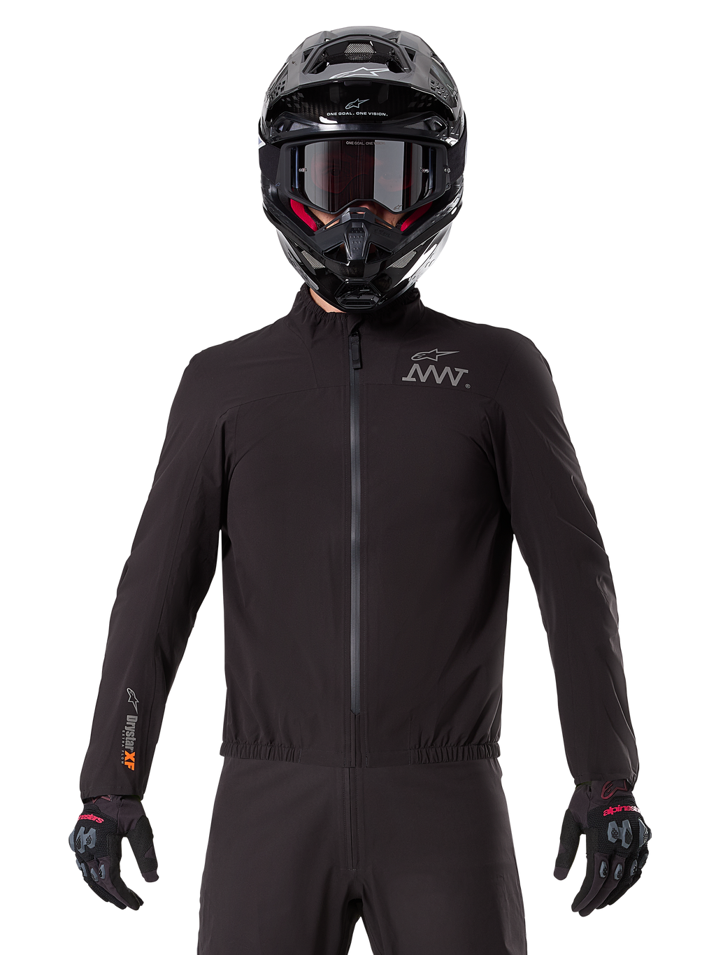 Alpinestars AMT-8 Stretch Drystar® XF Liner, sort vandtæt motorcykel-liner, med lynlås foran og elastik i taljen, AMT-logo på brystet og Drystar XF-logo på ærmet, her vist med sort hjelm og handsker.