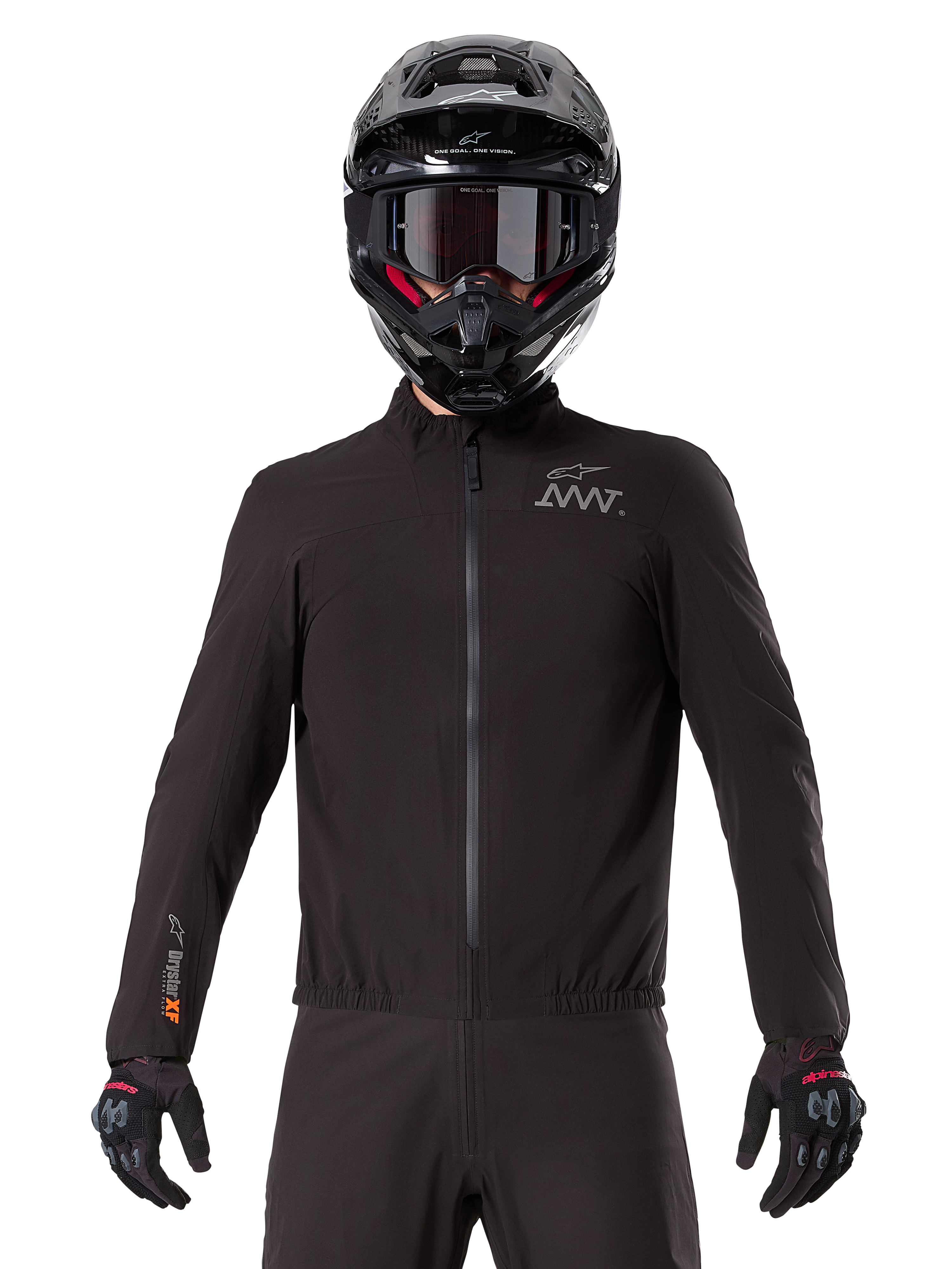 Alpinestars AMT-8 Stretch Drystar® XF Liner, sort vandtæt motorcykel-liner, med lynlås foran og elastik i taljen, AMT-logo på brystet og Drystar XF-logo på ærmet, her vist med sort hjelm og handsker.