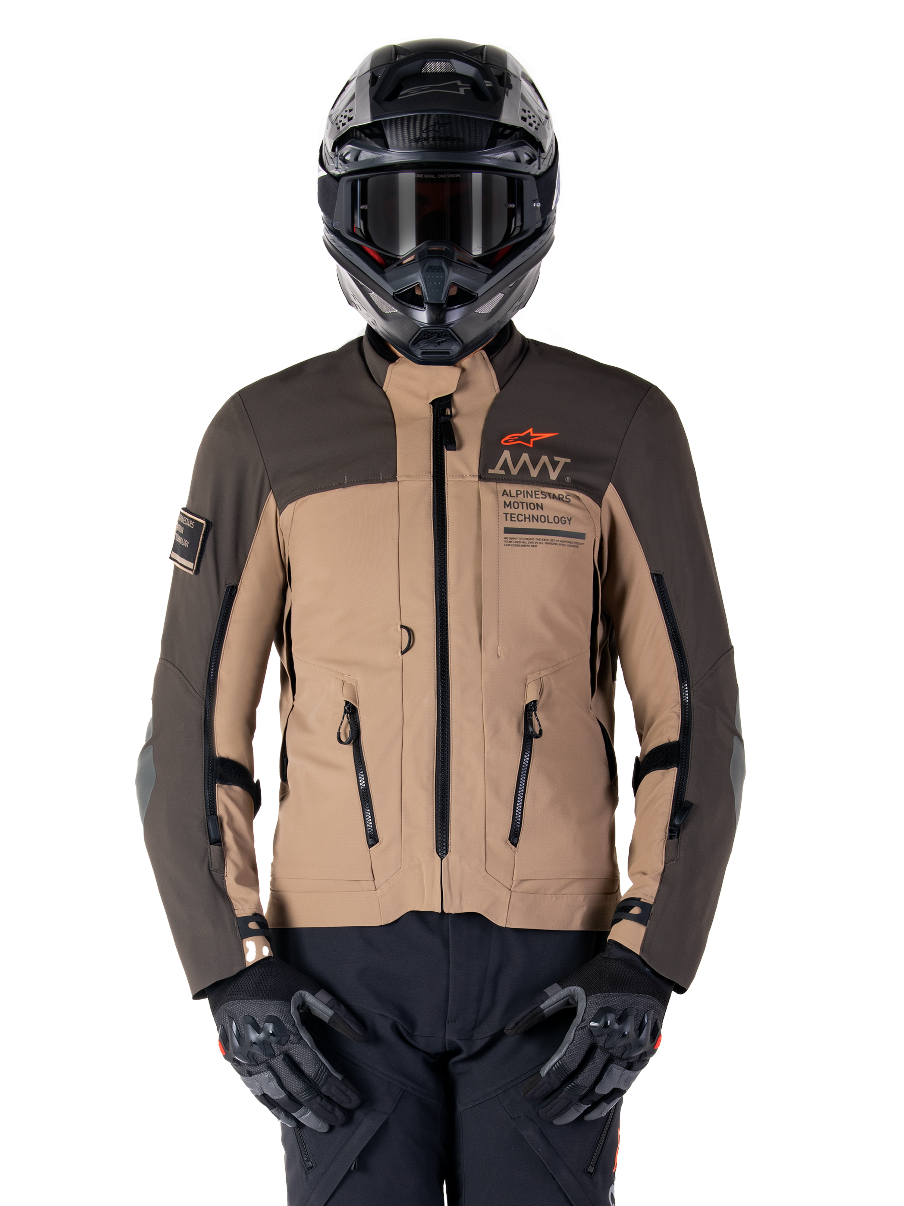 Alpinestars AMT-8 Stretch Drystar XF jakke, motorcykel adventure touring-jakke, mørk khaki og mørkebrun, med orange Astars-logo og sorte lynlåse, bæres med sort adventure-hjelm og handsker, komplet køreudstyr
