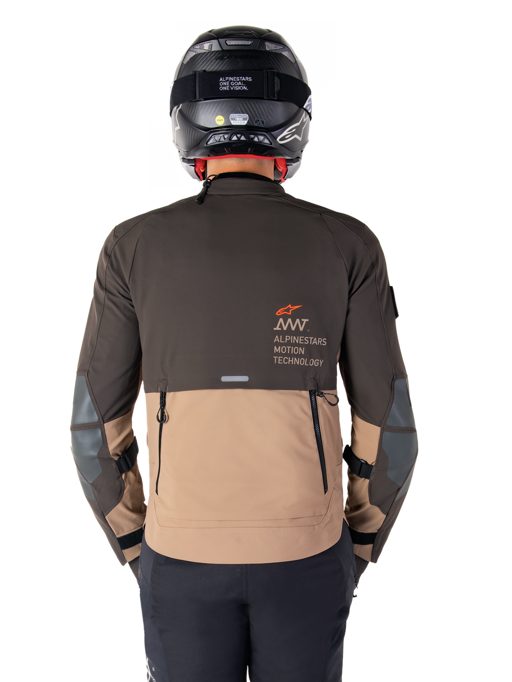 Alpinestars AMT-8 Stretch Drystar® XF jakke, set bagfra, mørkebrunt og mørkt khaki tofarvet design, med Alpinestars Motion Technology-branding, baglomme med lynlås og beskyttende albuepaneler, adventure touring motorcykelbeklædning