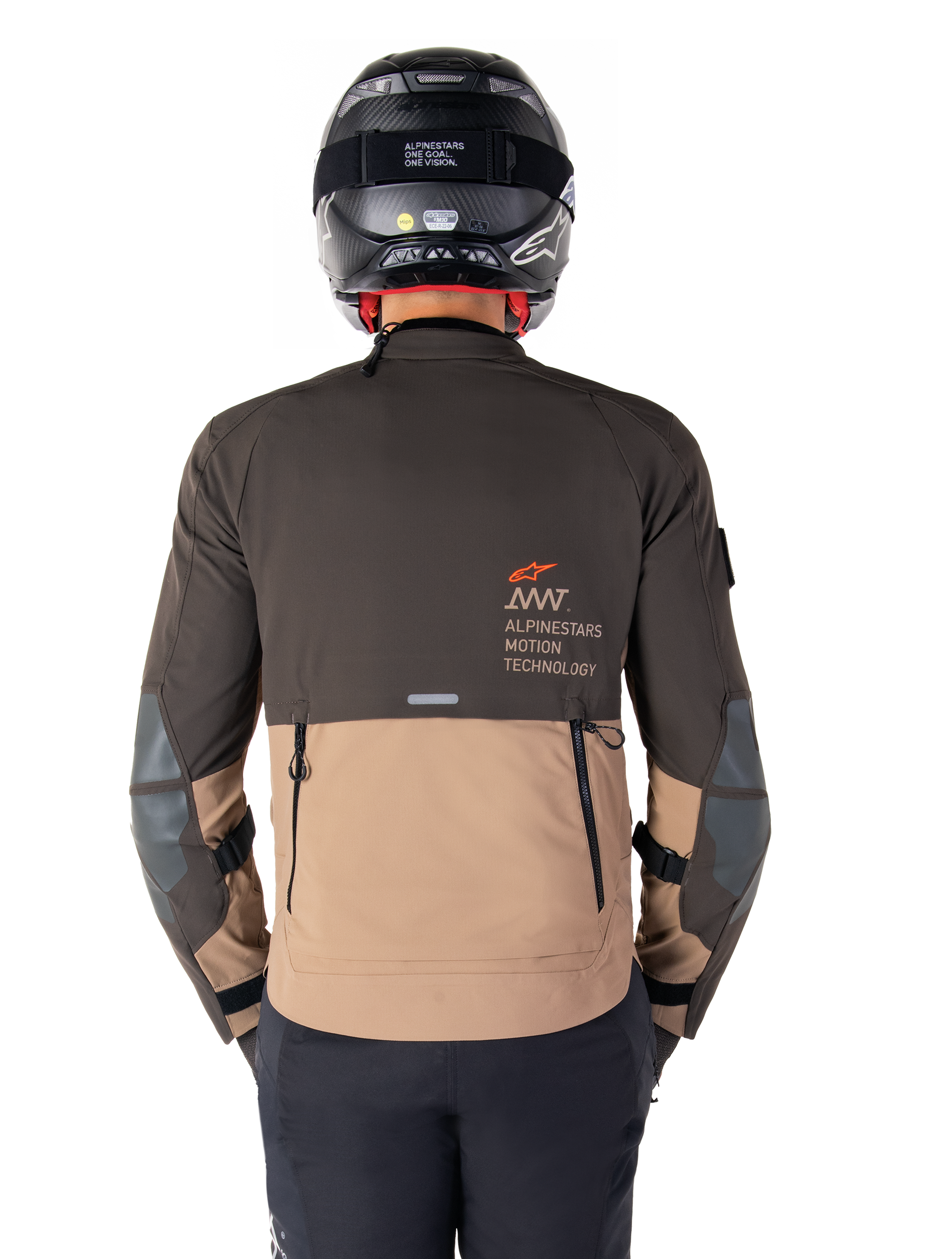 Alpinestars AMT-8 Stretch Drystar® XF jakke, set bagfra, mørkebrunt og mørkt khaki tofarvet design, med Alpinestars Motion Technology-branding, baglomme med lynlås og beskyttende albuepaneler, adventure touring motorcykelbeklædning