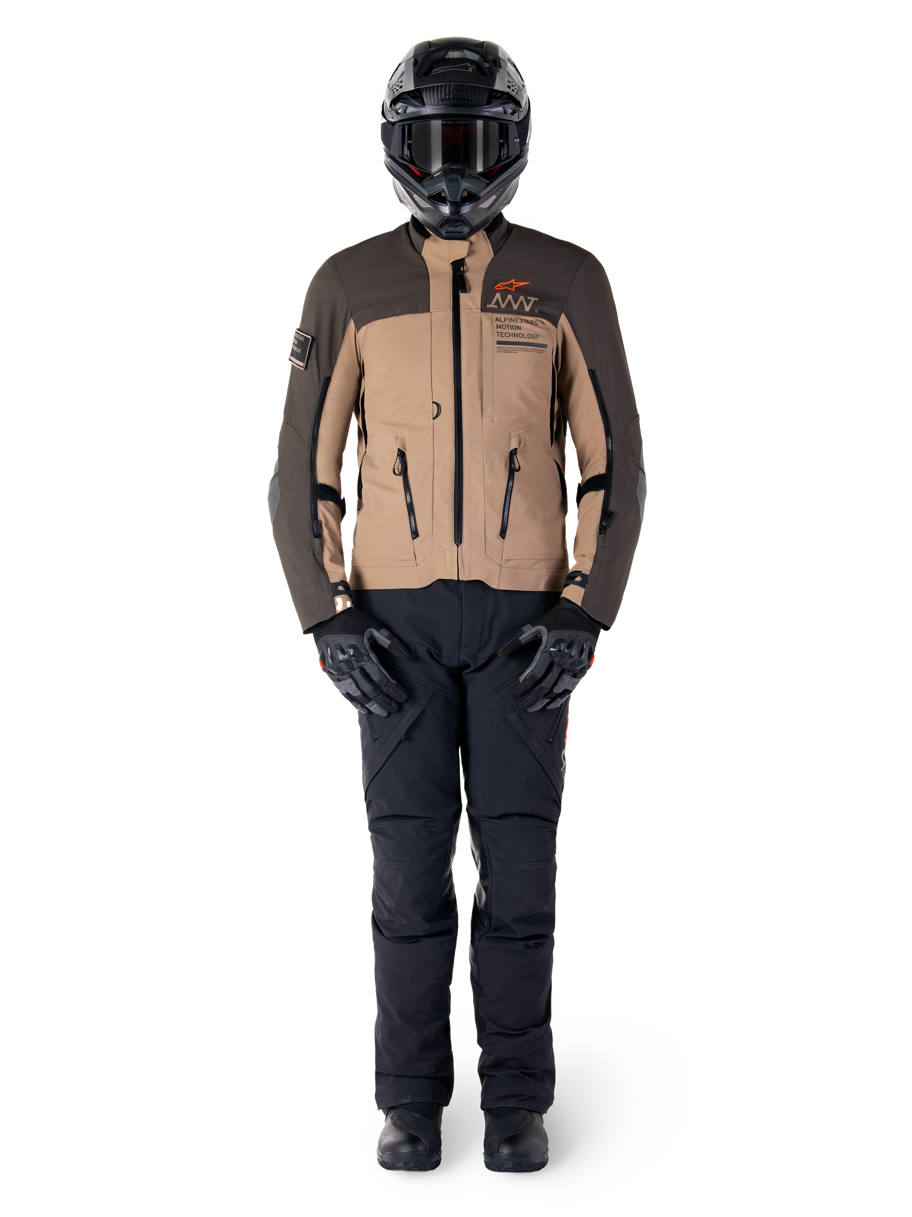 Alpinestars AMT-8 Stretch Drystar® XF jakke, adventure motorcykeljakke, mørkebrun og mørk khaki, båret med sort hjelm, motorcykelbriller, sorte handsker, sorte bukser og sorte støvler, med brystventilationsporte og AMT-branding, koordineret udstyr til adventure touring