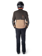 Alpinestars AMT-8 Stretch Drystar® XF jakke, adventure touring-jakke, mørkebrun og mørk khaki, set bagfra med Alpinestars Motion Technology-branding på ryggen, båret med sorte bukser og sort full-face hjelm, performance-stræktekstil til adventure-motorcykeludstyr