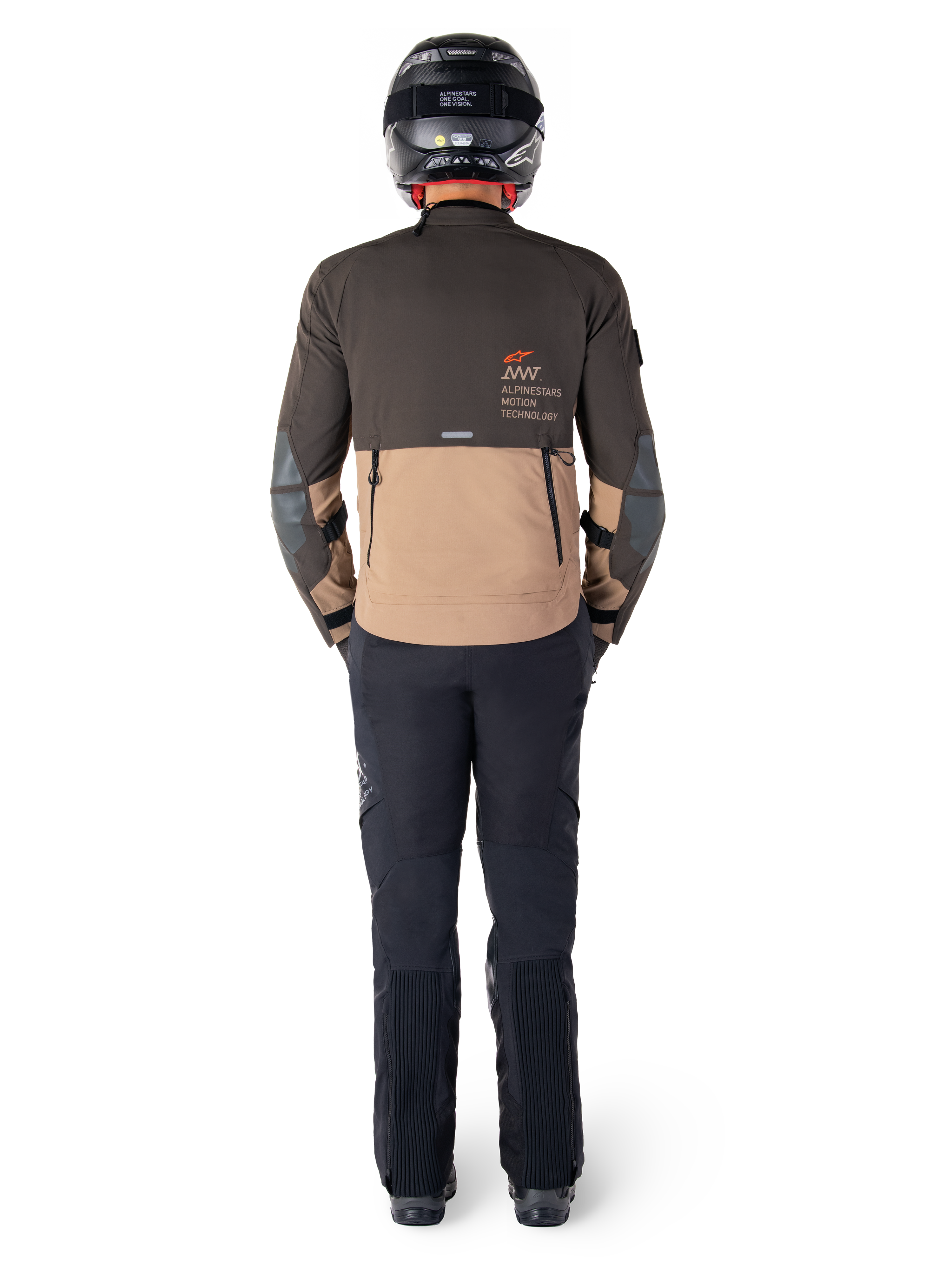 Alpinestars AMT-8 Stretch Drystar® XF jakke, adventure touring-jakke, mørkebrun og mørk khaki, set bagfra med Alpinestars Motion Technology-branding på ryggen, båret med sorte bukser og sort full-face hjelm, performance-stræktekstil til adventure-motorcykeludstyr