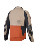 Alpinestars AMT-8 Stretch Drystar® XF jakke, Walnut Rust Black, set bagfra med sandfarvede og rustfarvede paneler og sorte ærmer, Alpinestars Motion Technology-branding på ryggen, forstærkede albuelapper og ventilation i skifertag-design til adventure-motorcykelkørsel.