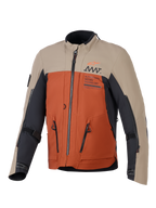 Alpinestars AMT-8 Stretch Drystar® XF Jakke, adventure-motorcykeljakke, Walnut Rust Black farvekombination, med sandfarvede øvre paneler, rustorange torso og sorte detaljer, fremtrædende ventilationslynlåse og AMT-branding på brystet