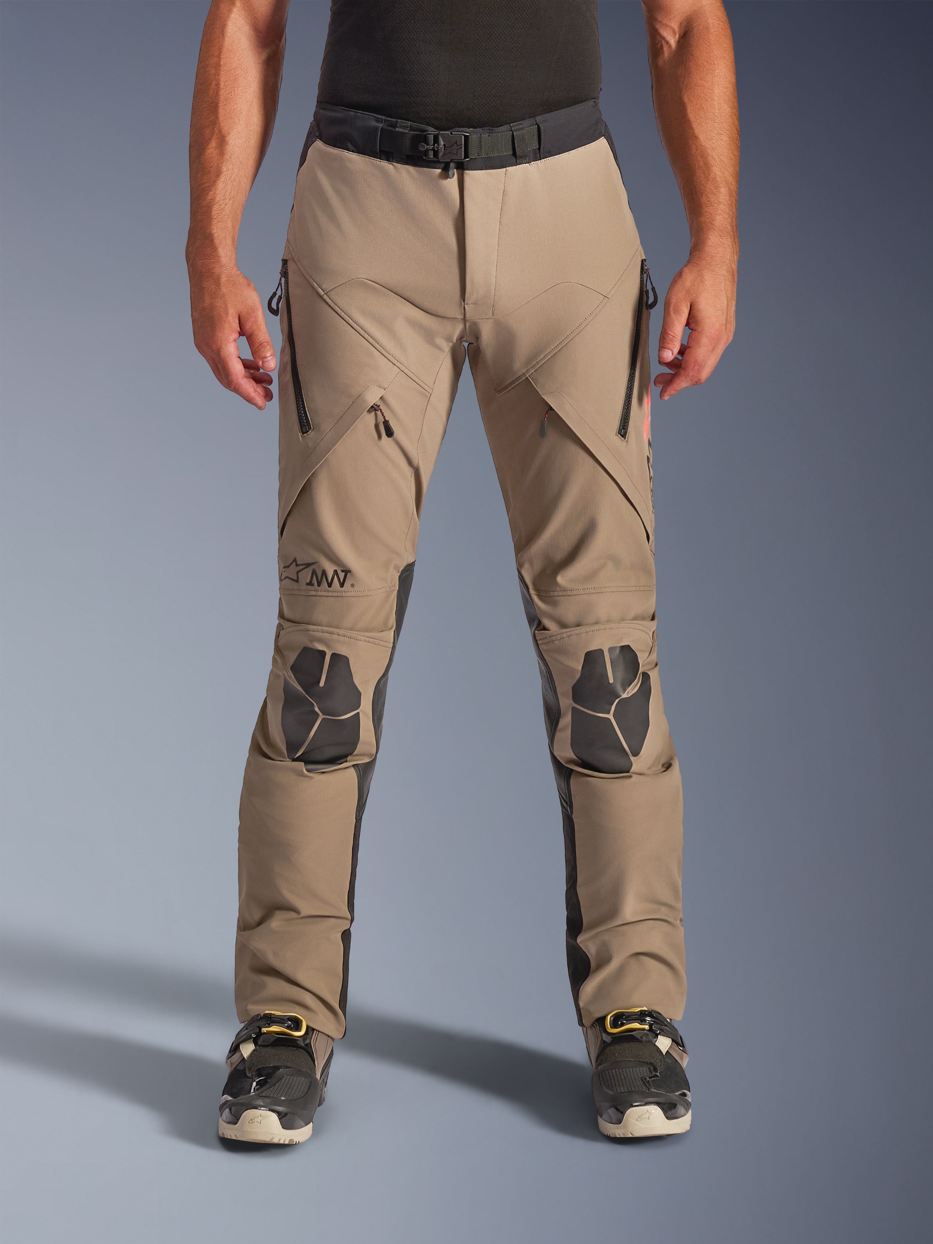 Alpinestars AMT-8 Stretch Drystar® XF bukser, Walnut Black adventure-motorcykelbukser, med lynlåslukkede ventilationsåbninger på lårene, sorte forstærkede knæpaneler og magnetisk taljelukning, designet til high-performance adventure touring
