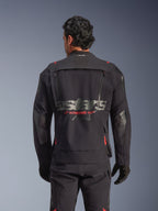 Alpinestars Halo Pro Drystar® XF lamineret jakke i Black Dark Shadow, set bagfra på model, teknisk rygventilationspanel med lynlåse, røde Alpinestars-logodetaljer, Tech-Air®-branding i nakken, modulært adventure-køreudstyr.