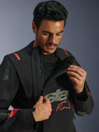 Alpinestars Halo Pro Drystar® XF lamineret jakke, Black Dark Shadow, model demonstrerer det modulære ventilationssystem ved at lyne det asymmetriske brystpanel op, adventure touring-jakke med rød Alpinestars branding og tekniske mesh-detaljer.