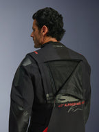 Alpinestars Halo Pro Drystar® XF lamineret jakke, adventure motorcykeljakke, Black Dark Shadow, set bagfra med åbent modulært ventilationspanel, der afslører et stort mesh-område, rød Alpinestars-branding, Tech-Air® Ready-logo på kraven, holdbar tekstilkonstruktion til kørsel i alle terræner
