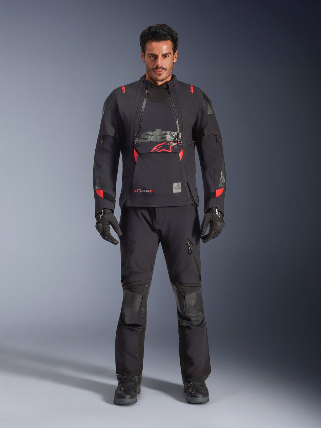 Alpinestars Halo Pro Drystar® XF lamineret jakke, Black Dark Shadow med røde detaljer, adventure-motorcykeludstyrssæt inklusiv matchende bukser og handsker, modulært tekstildesign med frontventilationspaneler og fremtrædende brystlogo.