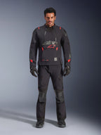 Alpinestars Halo Pro Drystar® XF lamineret jakke, Black Dark Shadow med røde detaljer, adventure-motorcykeludstyrssæt inklusiv matchende bukser og handsker, modulært tekstildesign med frontventilationspaneler og fremtrædende brystlogo.