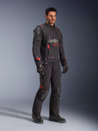 Mandlig kører iført Alpinestars Halo Pro Drystar® XF lamineret jakke i Black Dark Shadow, komplet adventure-køreudstyr med matchende bukser, handsker og støvler, med modulære asymmetriske frontpaneler og røde branding-detaljer.