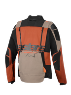 Alpinestars Halo Pro Drystar® XF lamineret jakke, adventure motorcykeljakke, Walnut Rust Black, set bagfra med vertikale ventilationslynlåse, stort Alpinestars-logo på tværs af midten og holdbar ripstop-tekstilkonstruktion