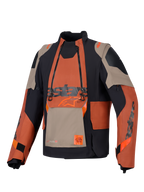 Alpinestars Halo Pro Drystar® XF lamineret jakke, adventure-motorcykeljakke, Walnut Rust Black, set forfra med modulært brystpanel med dobbelte vandtætte lynlåse, robust tekstilkonstruktion med sandfarvede og orange paneler.