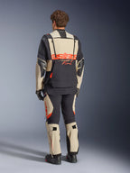 Alpinestars Halo Pro Drystar® XF lamineret jakke, Mastic Black, set bagfra, adventure motorcykeljakke med stort orange 'astars' branding over ryggen, båret med matchende tekniske bukser og støvler, modulært design til alsidigt terræn