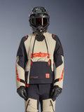 Alpinestars Halo Pro Drystar XF lamineret jakke, adventure-motorcykeljakke i Mastic Black og beige med røde detaljer, vist med komplet beskyttelsesudstyr herunder hjelm og handsker, modulære ventilationspaneler, 3L lamineret konstruktion.