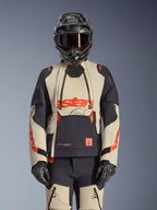 Alpinestars Halo Pro Drystar XF lamineret jakke, adventure-motorcykeljakke i Mastic Black og beige med røde detaljer, vist med komplet beskyttelsesudstyr herunder hjelm og handsker, modulære ventilationspaneler, 3L lamineret konstruktion.